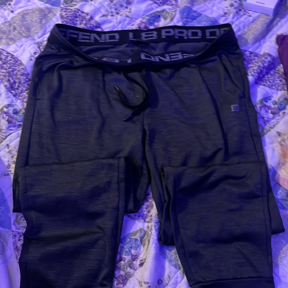 A male grey sweatpants.